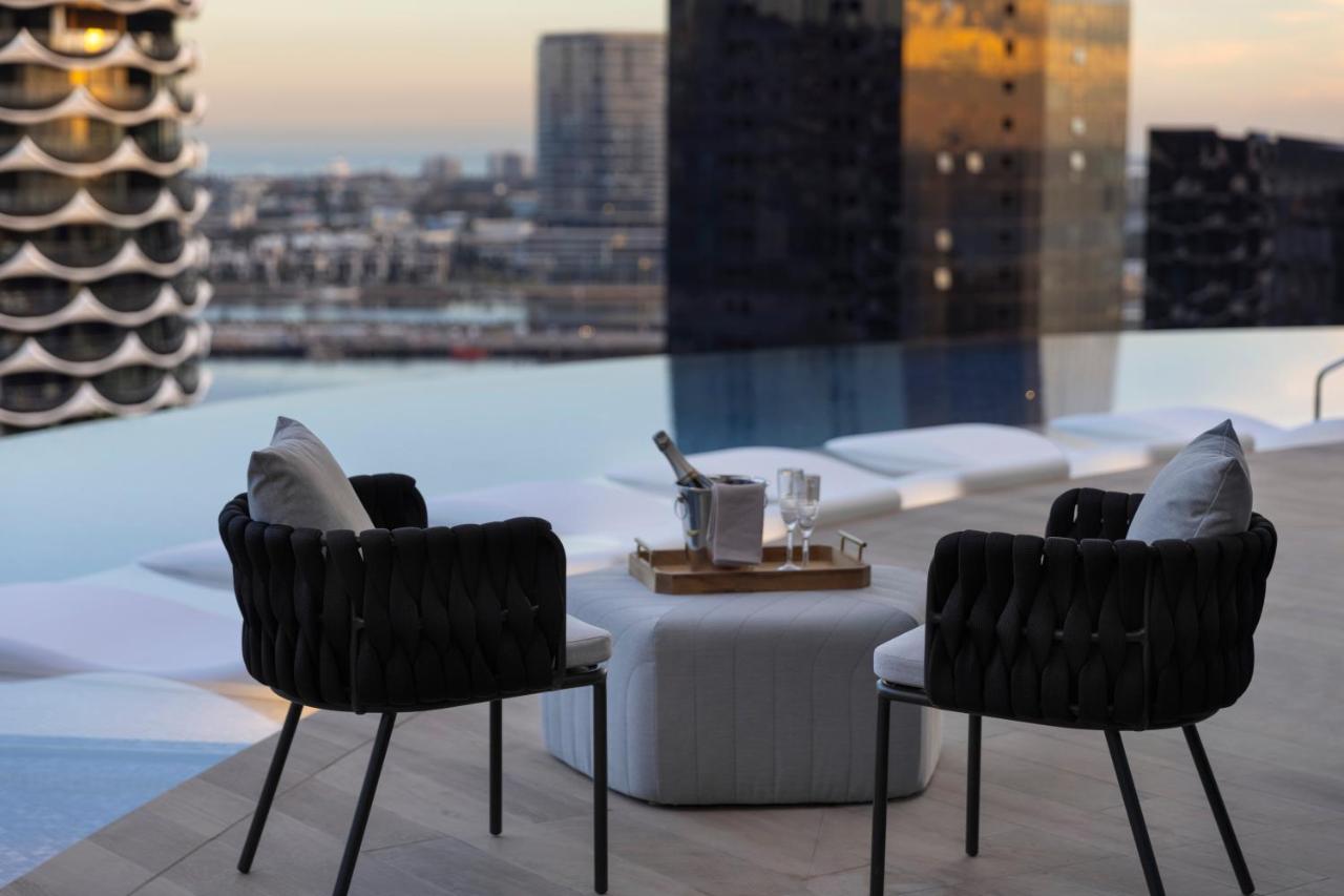 Melbourne Marriott Hotel Docklands Dış mekan fotoğraf The rooftop bar at the Ritz-Carlton, Melbourne