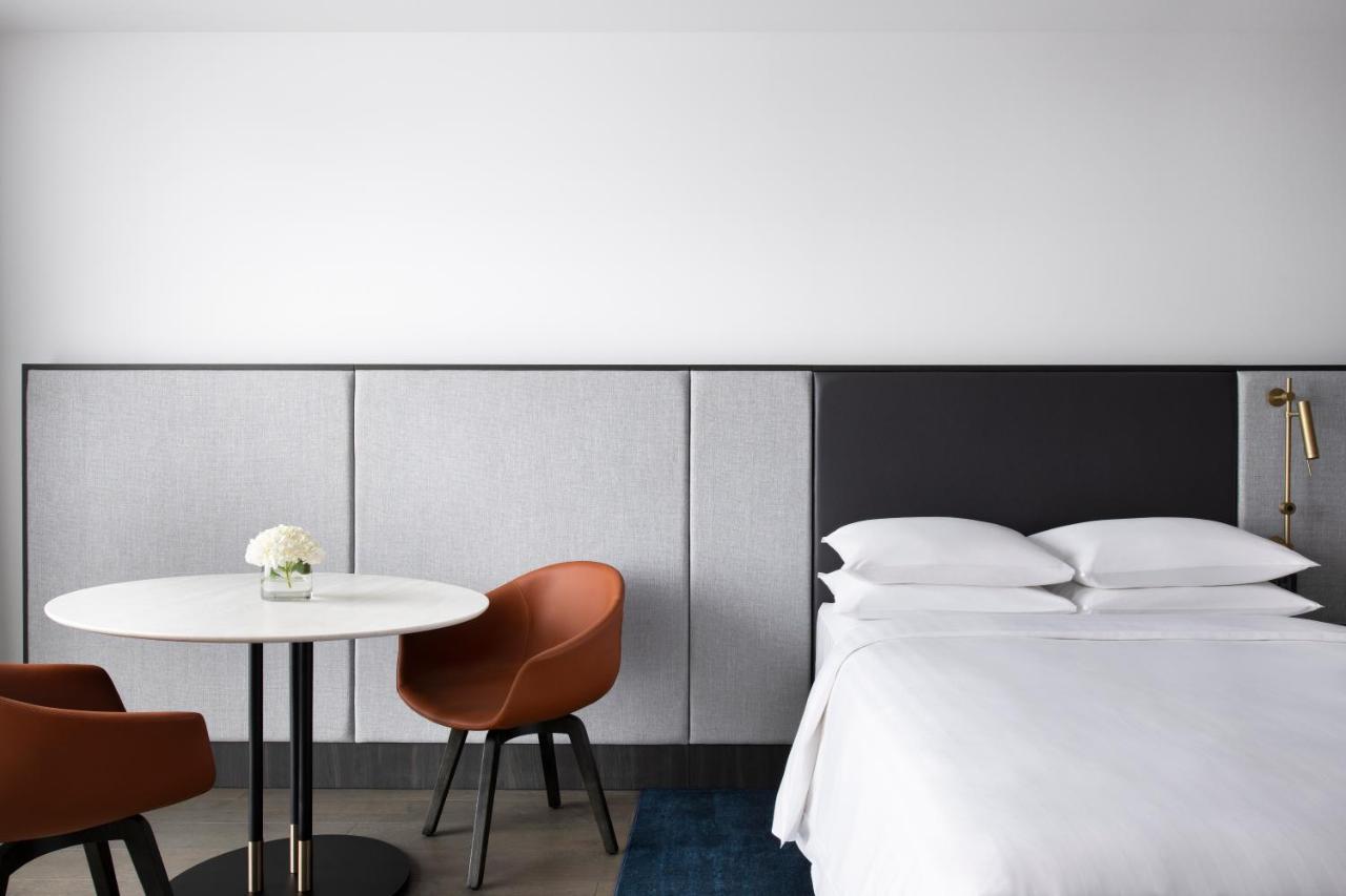 Melbourne Marriott Hotel Docklands Dış mekan fotoğraf A room at the Hotel Americano