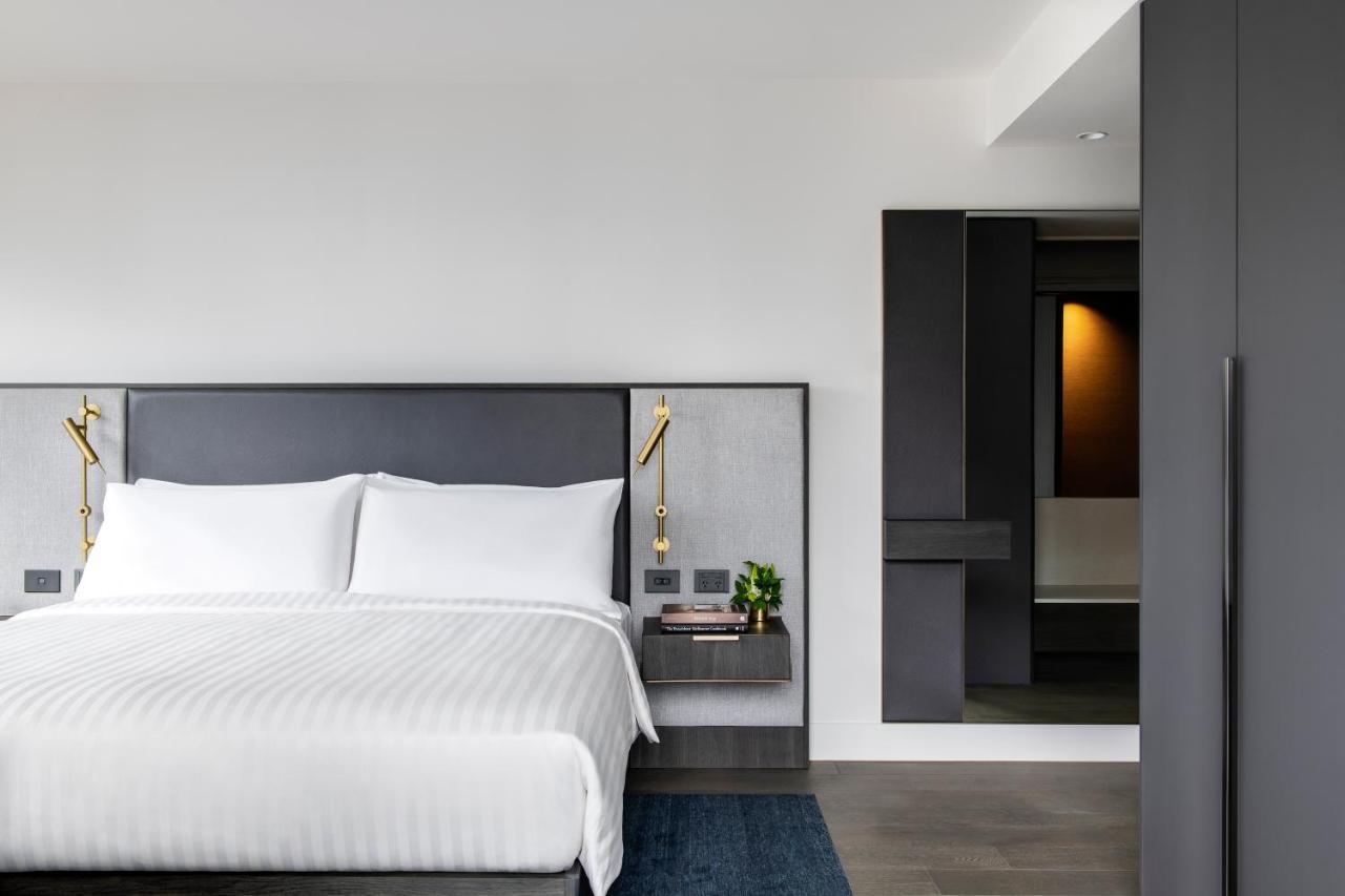 Melbourne Marriott Hotel Docklands Dış mekan fotoğraf A bedroom at the hotel