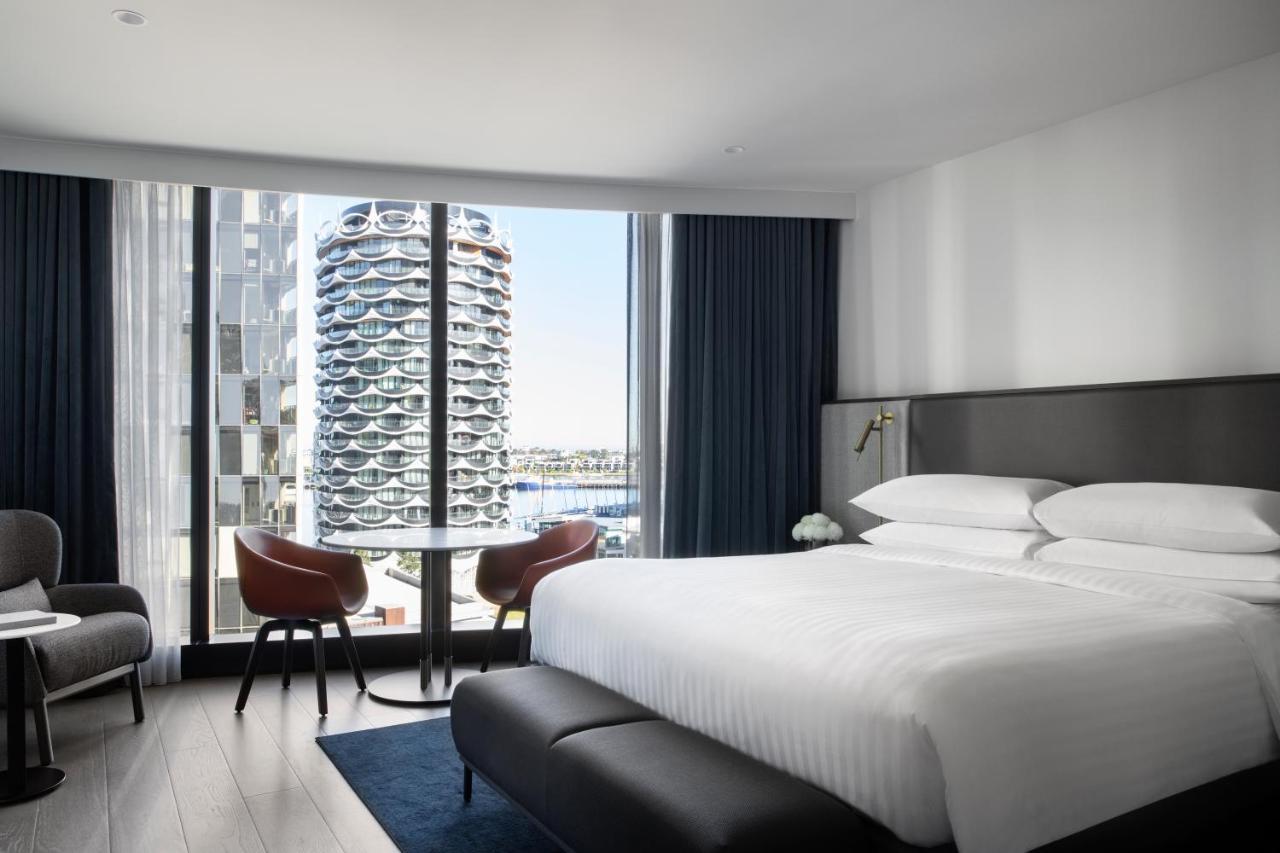 Melbourne Marriott Hotel Docklands Dış mekan fotoğraf A guest room at the hotel