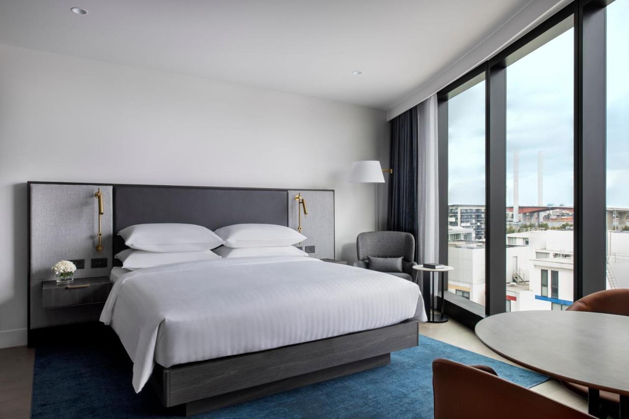 Melbourne Marriott Hotel Docklands Dış mekan fotoğraf A guest room at the hotel