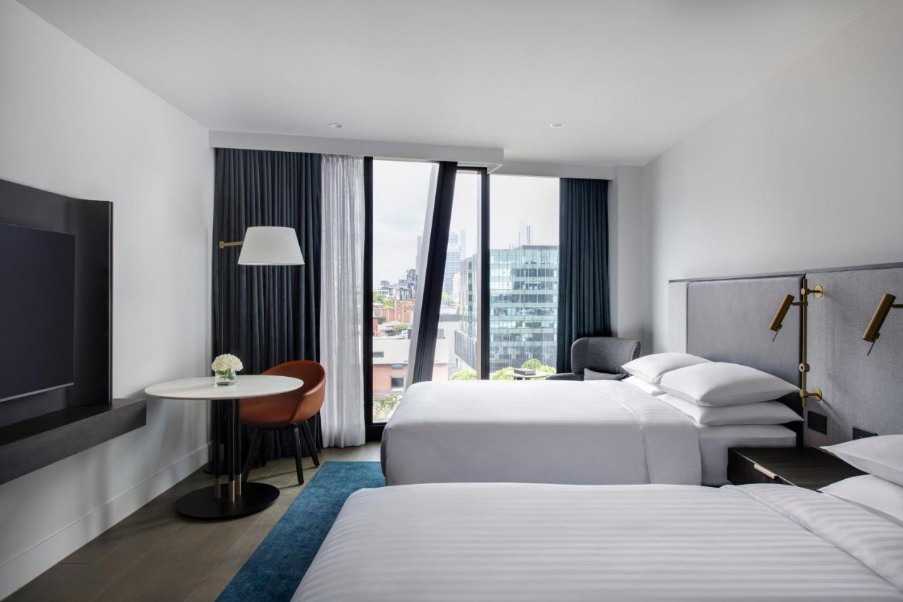 Melbourne Marriott Hotel Docklands Dış mekan fotoğraf A guest room at the hotel