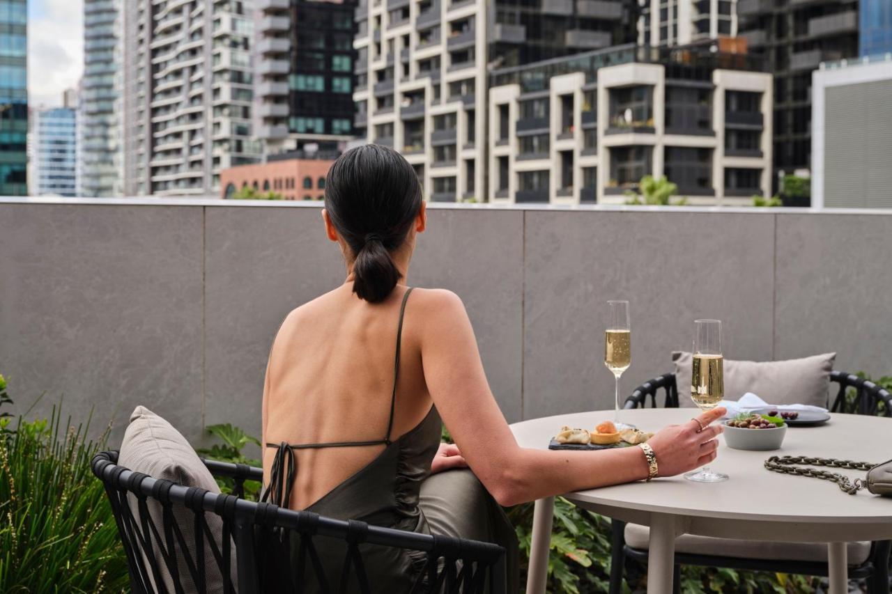 Melbourne Marriott Hotel Docklands Dış mekan fotoğraf A woman sitting on a balcony