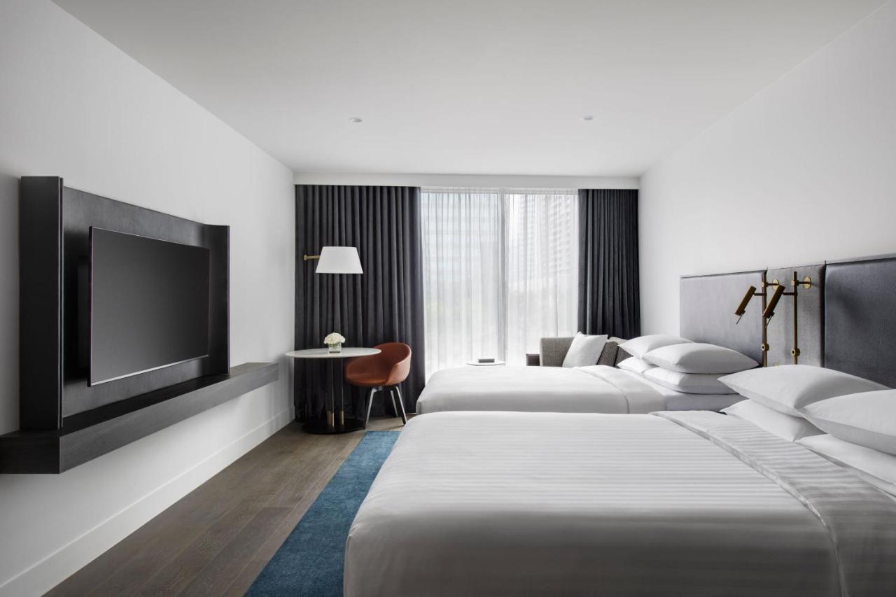 Melbourne Marriott Hotel Docklands Dış mekan fotoğraf A guest room at the Hotel Indigo in Boston, Massachusetts