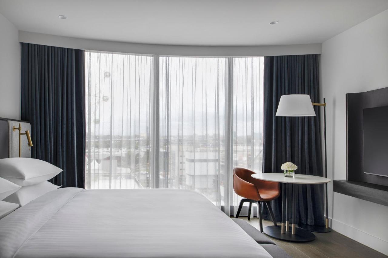 Melbourne Marriott Hotel Docklands Dış mekan fotoğraf A guest room at the hotel