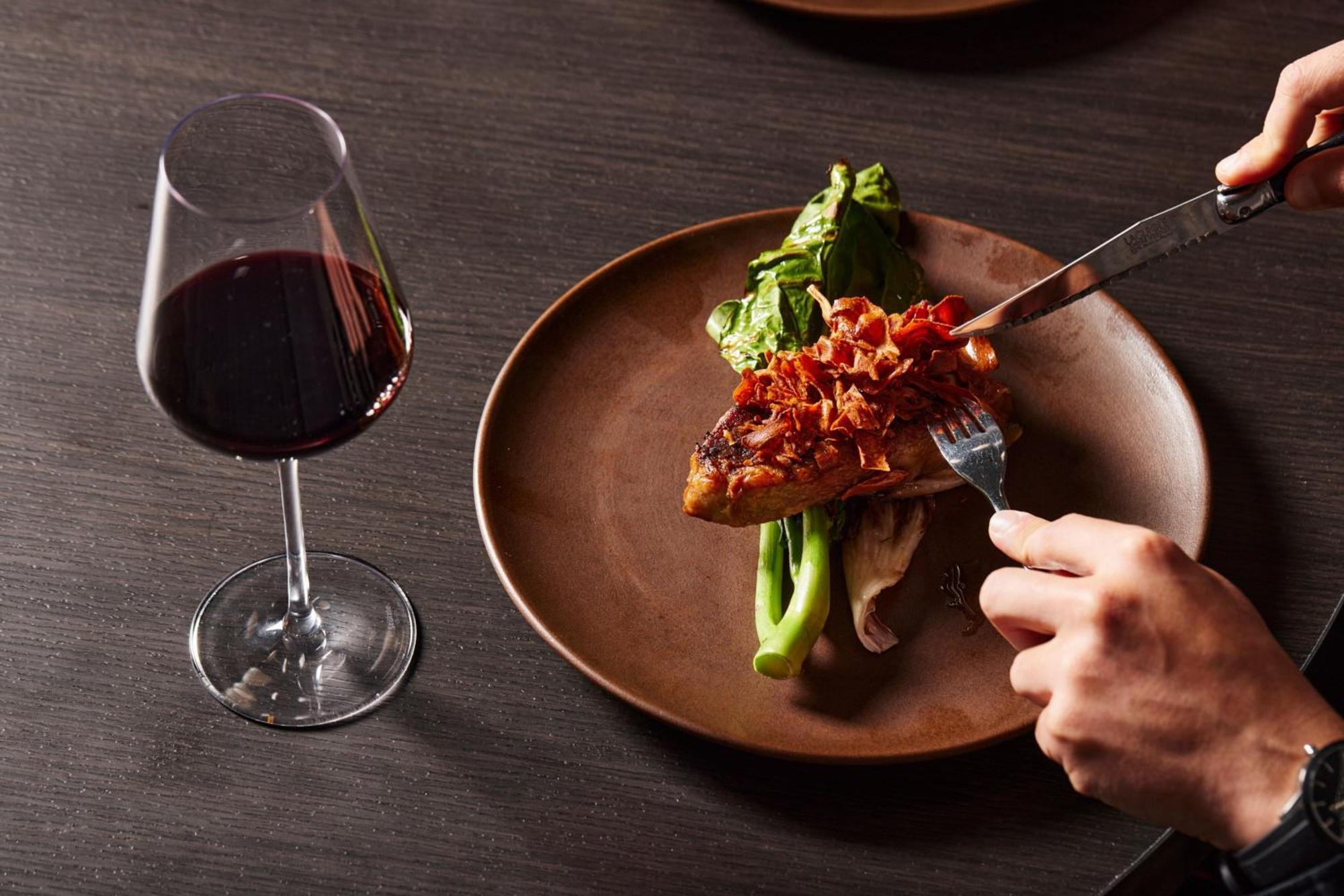 Melbourne Marriott Hotel Docklands Dış mekan fotoğraf A wine glass
