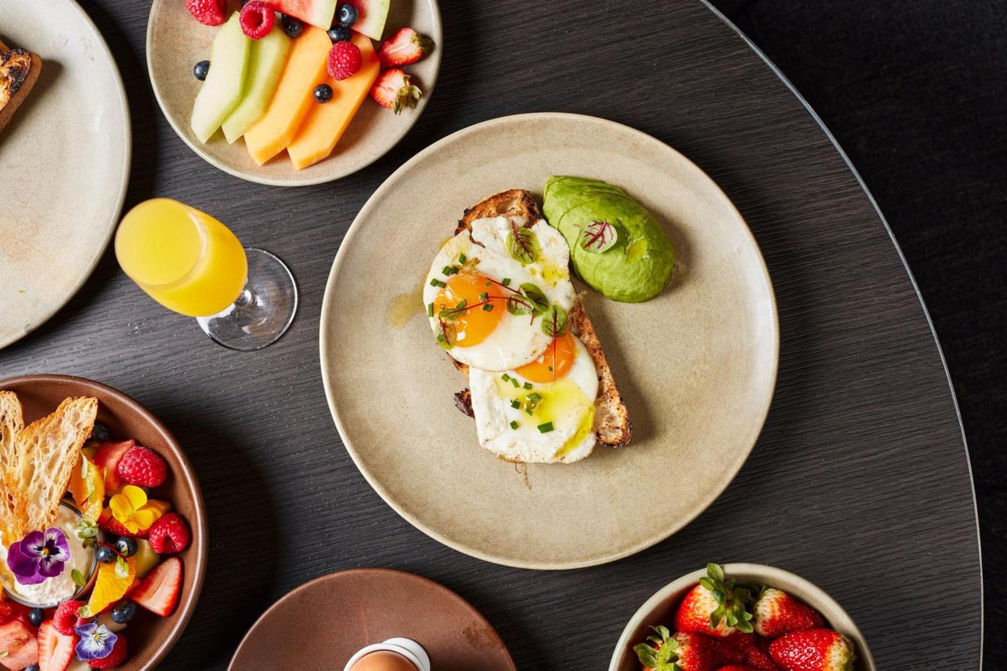 Melbourne Marriott Hotel Docklands Dış mekan fotoğraf Avocado and egg on toast