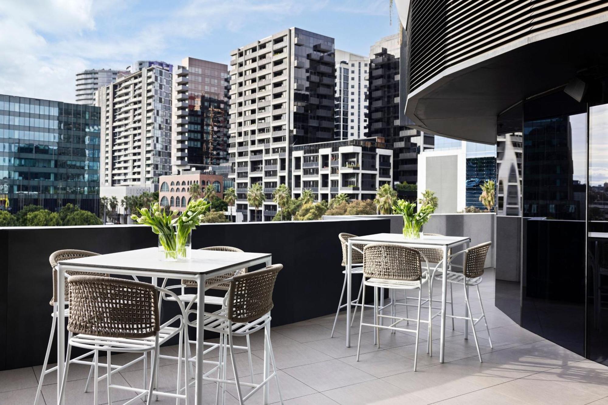 Melbourne Marriott Hotel Docklands Dış mekan fotoğraf The rooftop bar at the Hotel