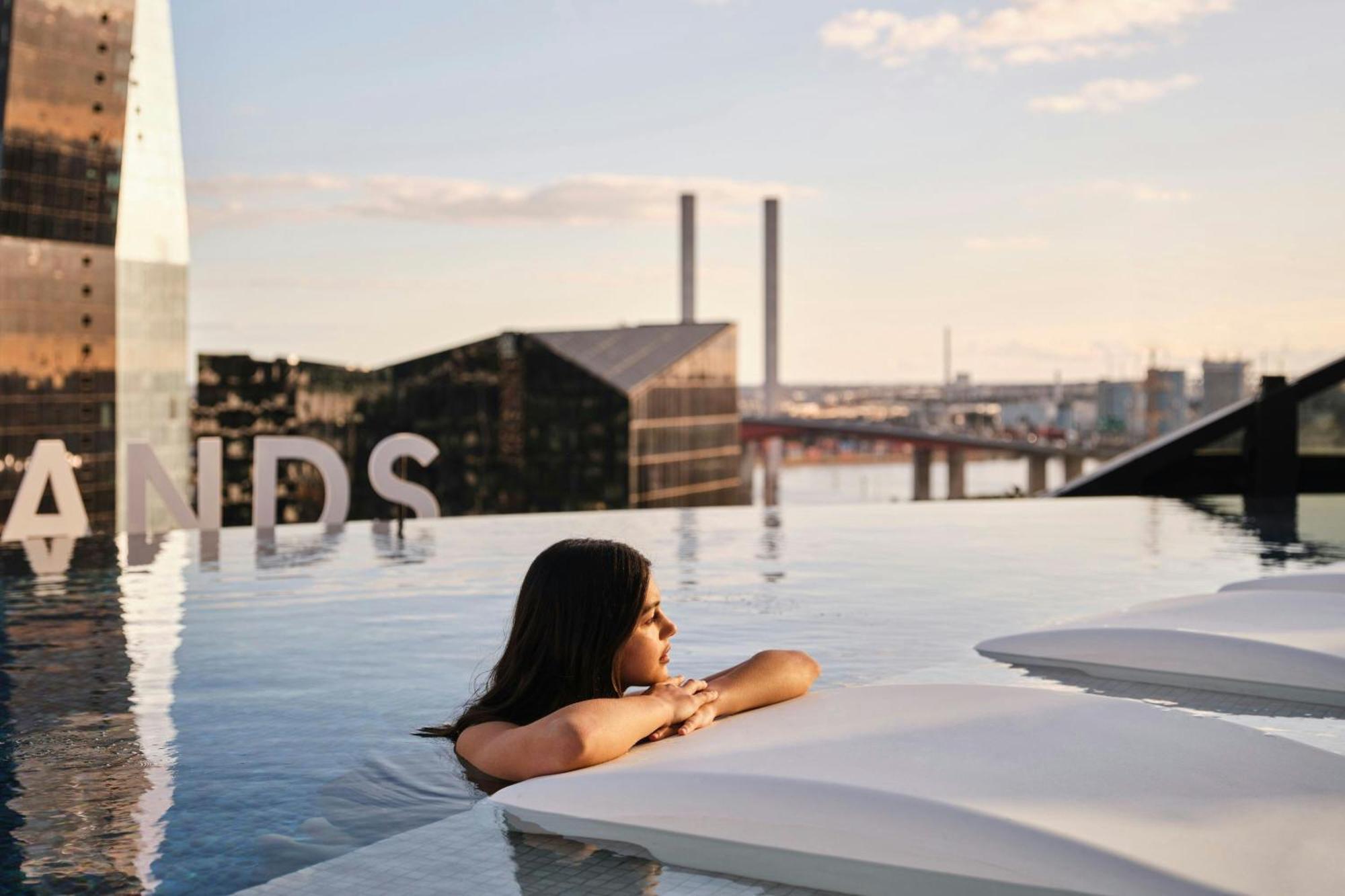 Melbourne Marriott Hotel Docklands Dış mekan fotoğraf Skyline pool