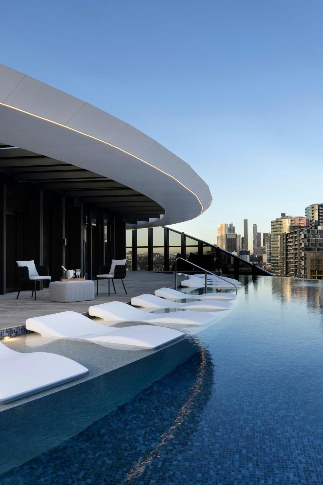Melbourne Marriott Hotel Docklands Dış mekan fotoğraf The rooftop pool at The Standard East Village
