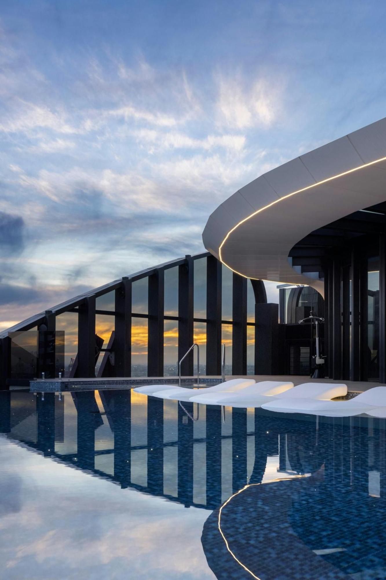 Melbourne Marriott Hotel Docklands Dış mekan fotoğraf The rooftop pool at the Ritz-Carlton, Perth